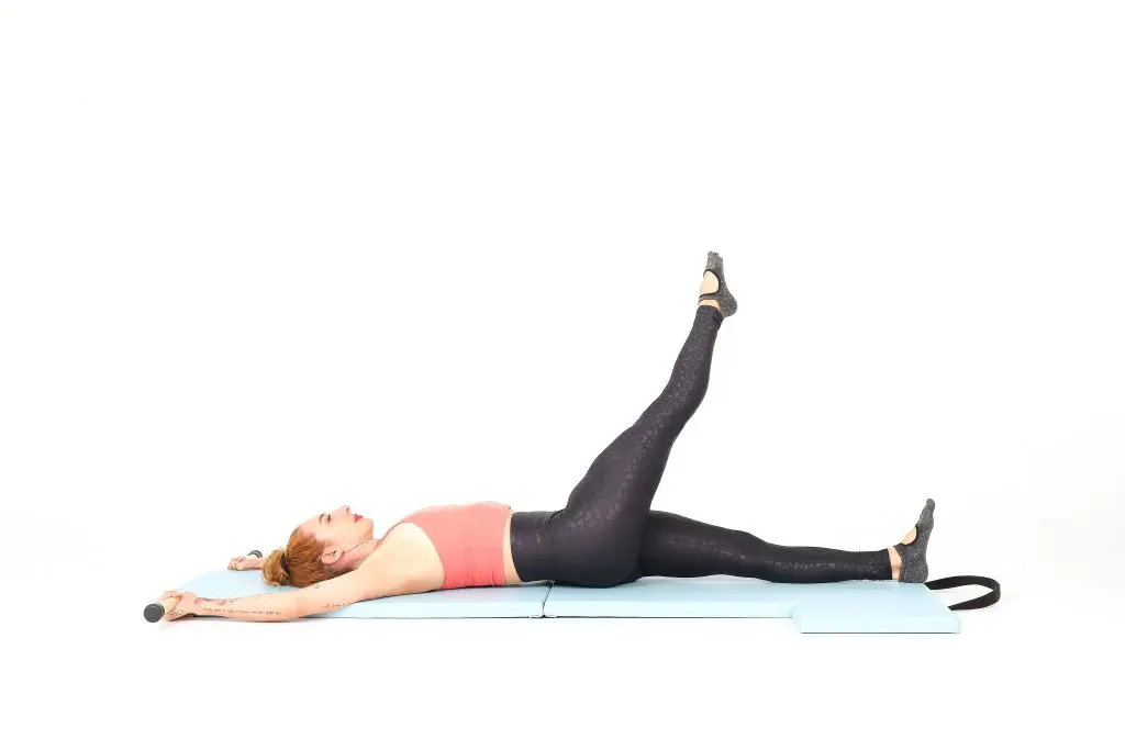 single leg circle on the mat online pilates classes