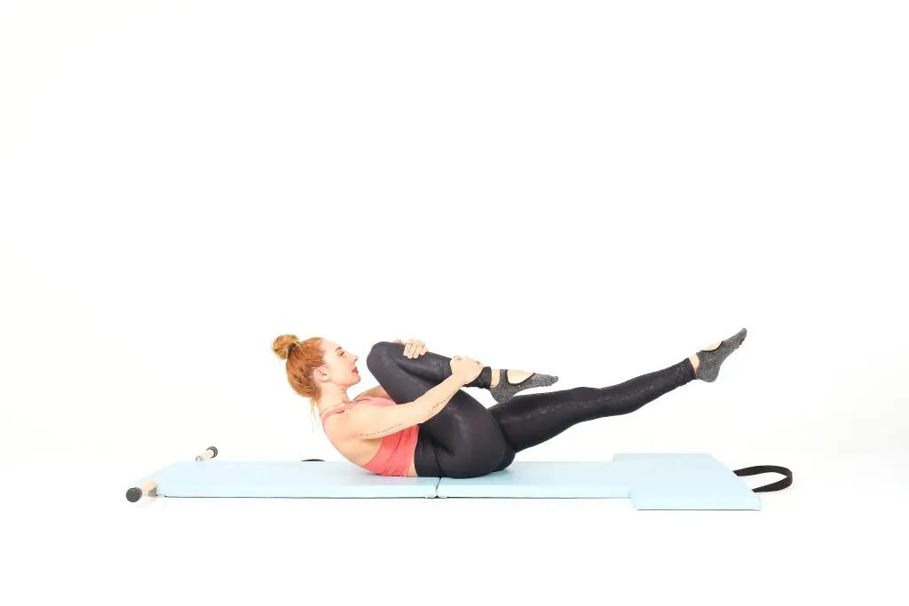single leg stretch on the mat online pilates classes